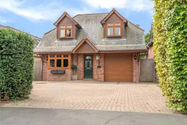 Detached Chalet House with Extensive Modernisation and Garden