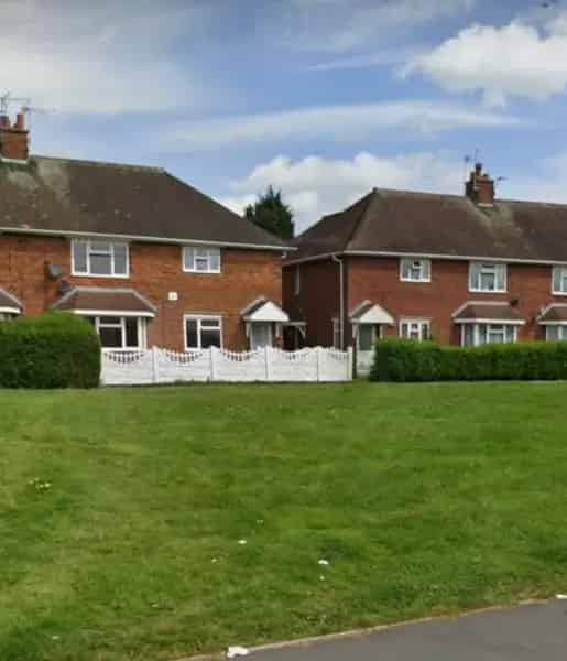 2 Bedroom Flat with Large Garden Recently Decorated