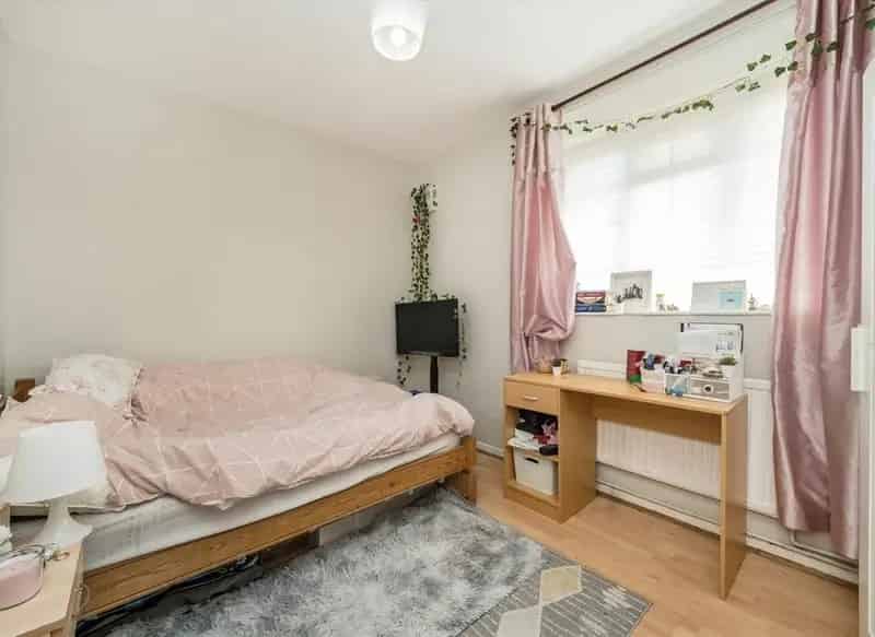 Spacious 4-Bedroom Apartment Shepherds Bush Chain Free