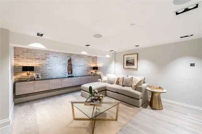 Mews house to rent in Bell Street, Marylebone, London NW1