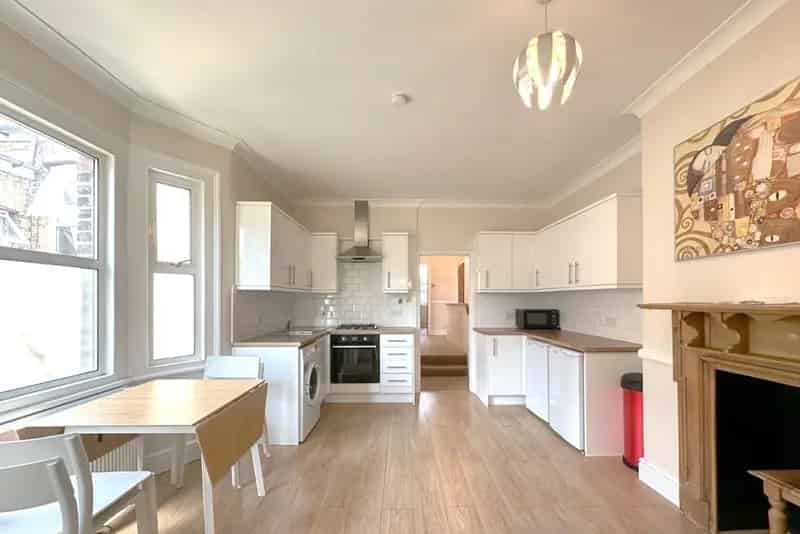 3 Bed Maisonette Forest Hill 822 sq ft Near Green Spaces