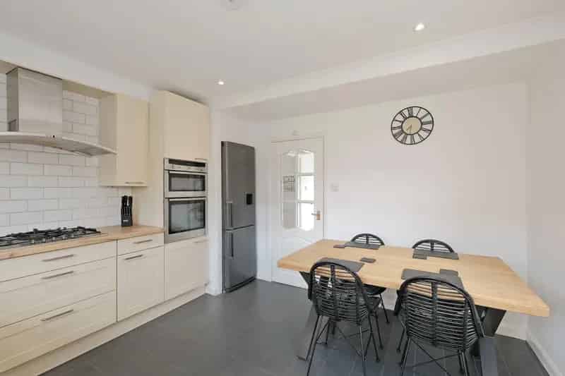 Stylish 3 Bed Semi-Detached House Sheddocksley Large Garden Driveway Parking