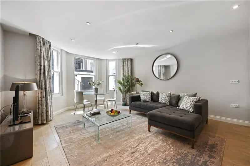 2 Bedroom Apartment Kensington - Newly Decorated and Furnished