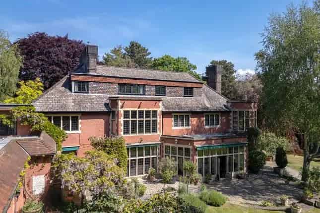 Family Home with Indoor Pool in Coombe Park