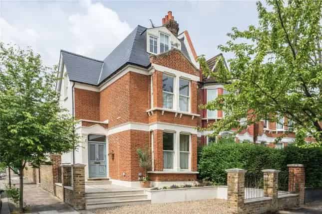 Exceptional 4-Bedroom Victorian House Goldsmith Avenue London W3