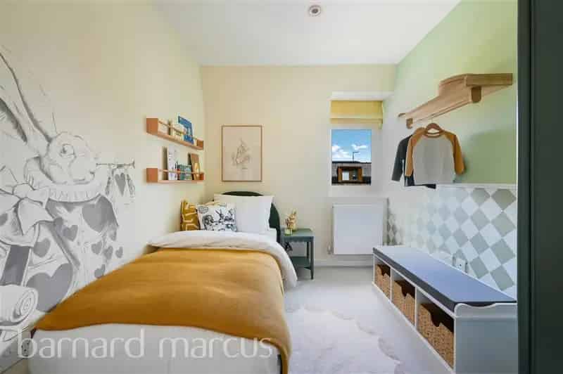 Luxury 4-Bedroom Townhouse Earlsfield 1411 sq ft