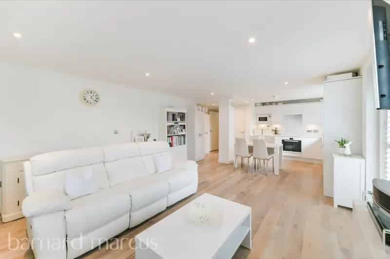 Epsom 2-Bed Penthouse Apartment with Terrace and Parking