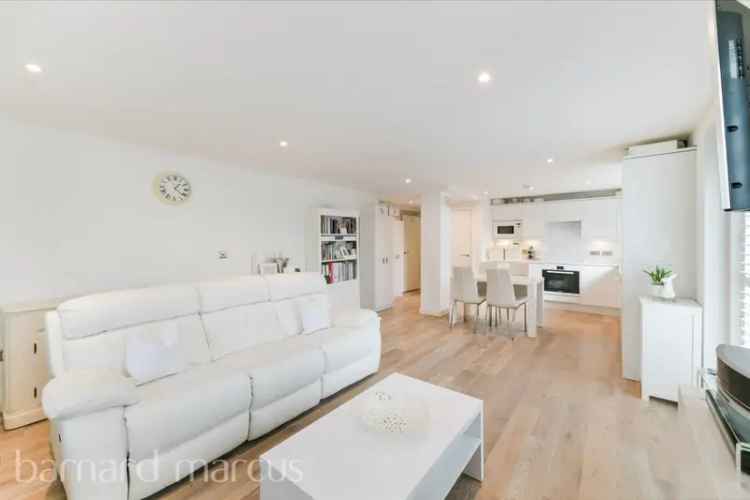 Epsom 2-Bed Penthouse Apartment with Terrace and Parking