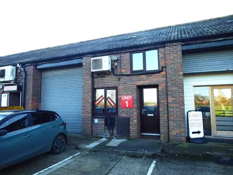 Office Business Unit with 7 Parking Spaces Air Conditioning