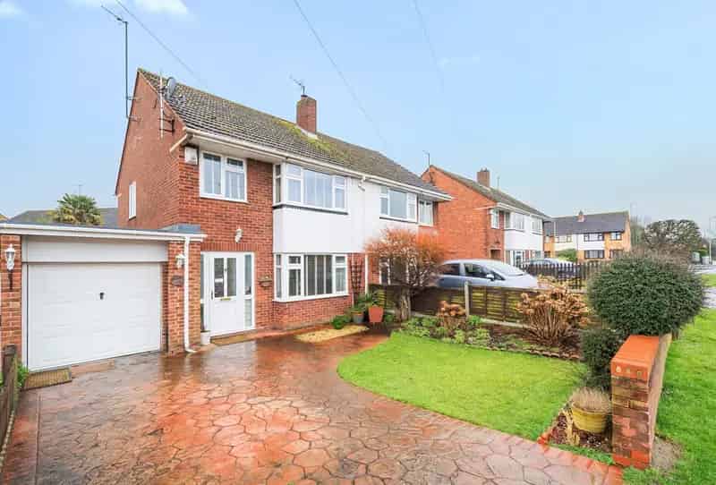 3 Bedroom Family Home Near Harewood Primary and Holmleigh Park High School