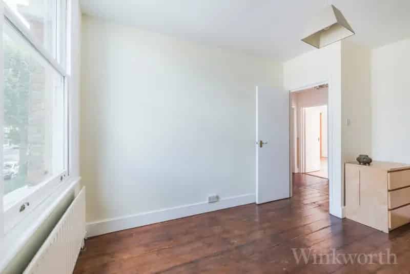 2 Bedroom Flat in London - Modern Amenities and Excellent Transport