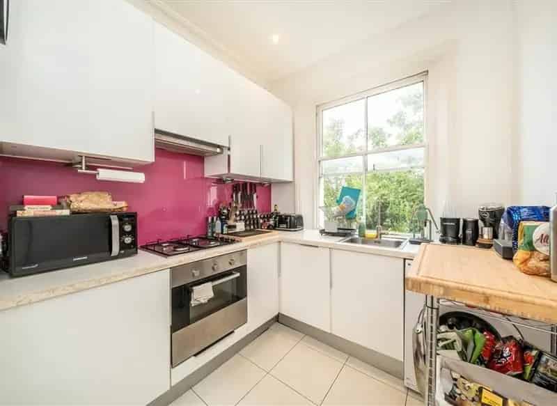 Spacious 1-Bed Flat Near Station Victorian Building 600 sq ft