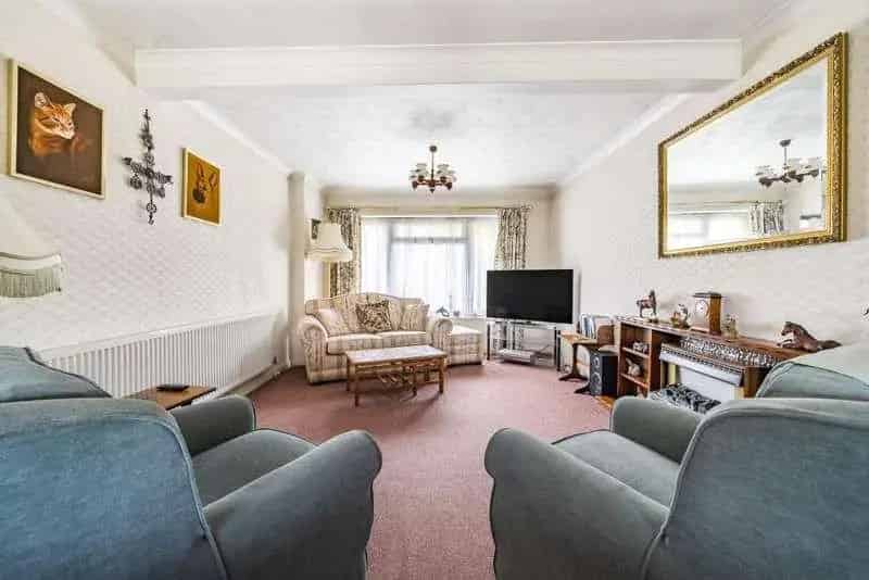 4 Bed House For Sale Near Lightwater Village Schools