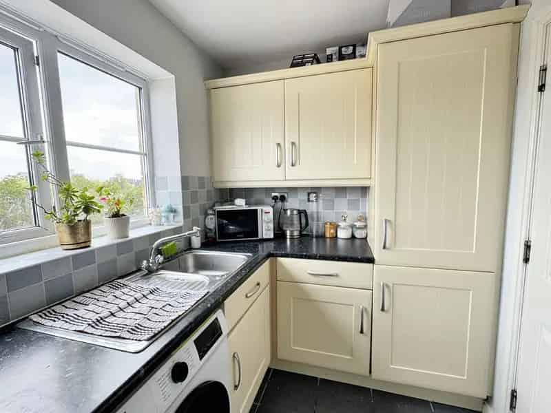 2 Bedroom Flat for Sale Near Mainline Station Chain Free