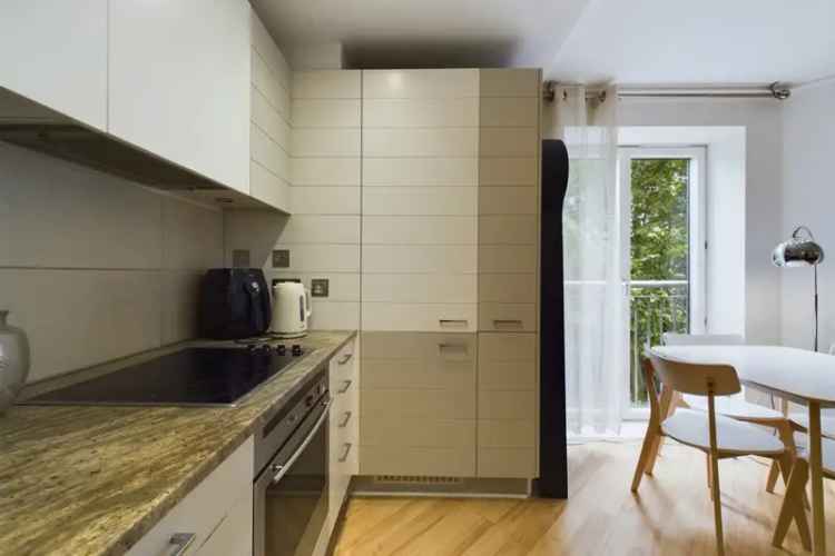 2 Bedroom Flat with Private Balcony Isle of Dogs