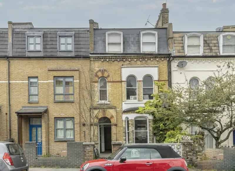 Spacious 3-Bed Flat Top Floor Open Plan Reception Modern Bathroom