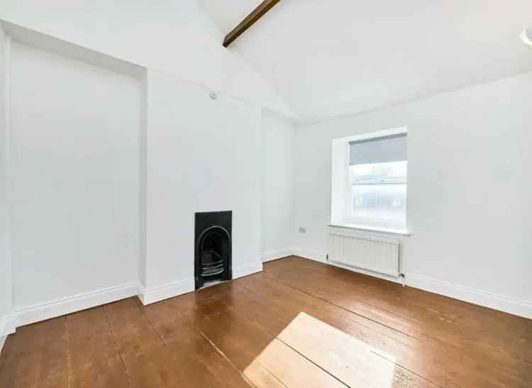 3 Bedroom Flat Clapham High Street, London