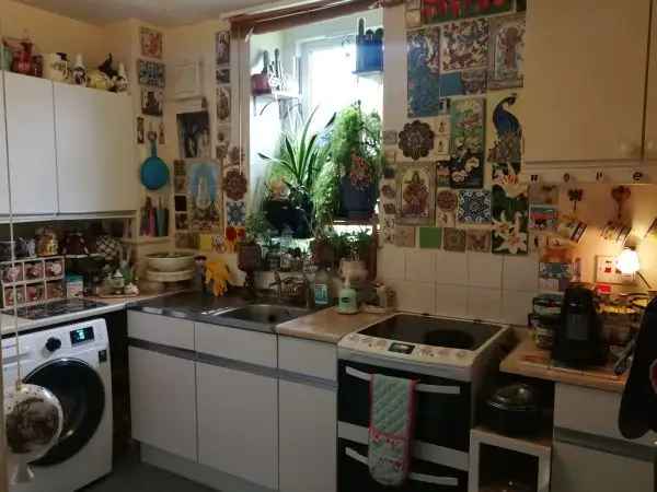 Large 2-Bedroom Flat for Retirement - Ample Storage & Private Space
