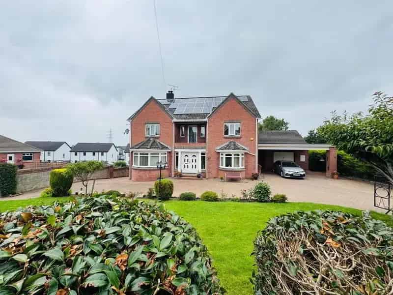 5 Bedroom Detached House with Double Garage and Large Garden