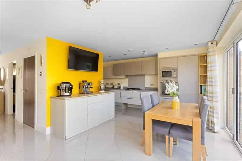 4 Bed House - Detached with 2 Reception Rooms