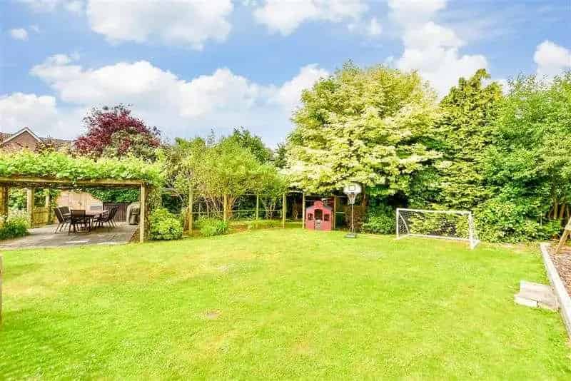 3 Bed Detached Bungalow Extended Ample Driveway Garden Outbuilding