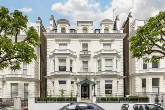 2-Bedroom Apartment in Holland Park W11 Stunning Stucco-Front Villa