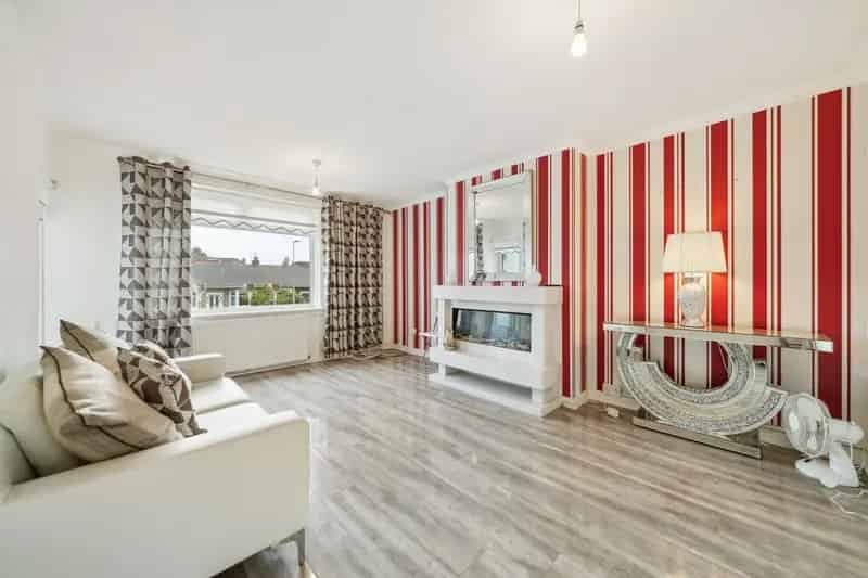 Modern 2-Bedroom Apartment Near Cardonald College