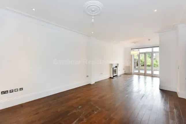 Detached House for Sale in Ealing W5
