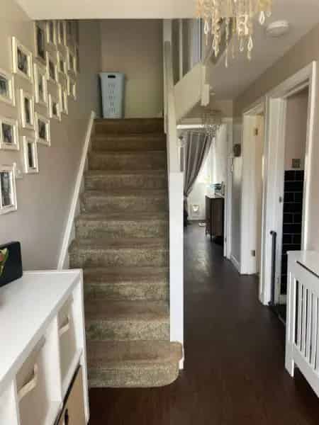 Spacious Family Home With 3 Bedrooms New Kitchen and Garden Access