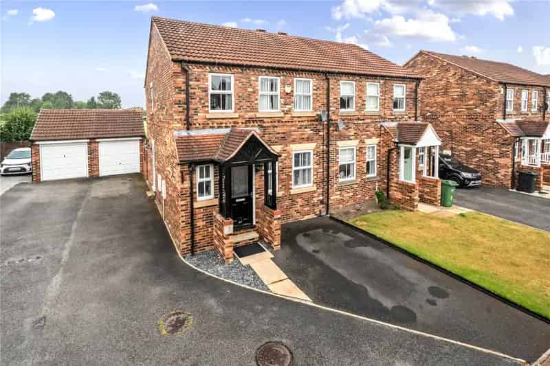 3 Bed Semi-Detached House with Garden and Parking
