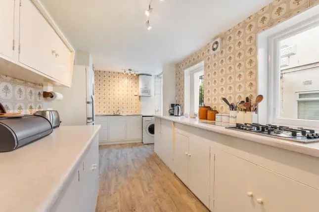 Flat to rent in Belsize Park Gardens, London NW3