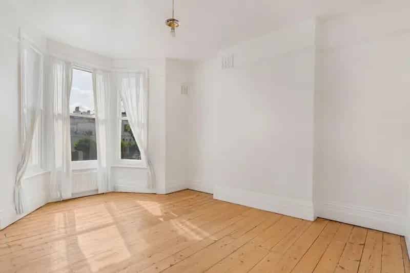 7 bedroom House
 For Sale 
Total Size: 1927 SQ FT