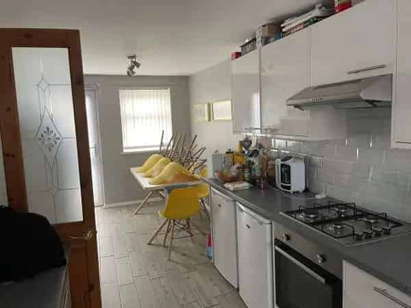 3 Bed House Near Edgware - Newly Updated Kitchen and Close to Amenities