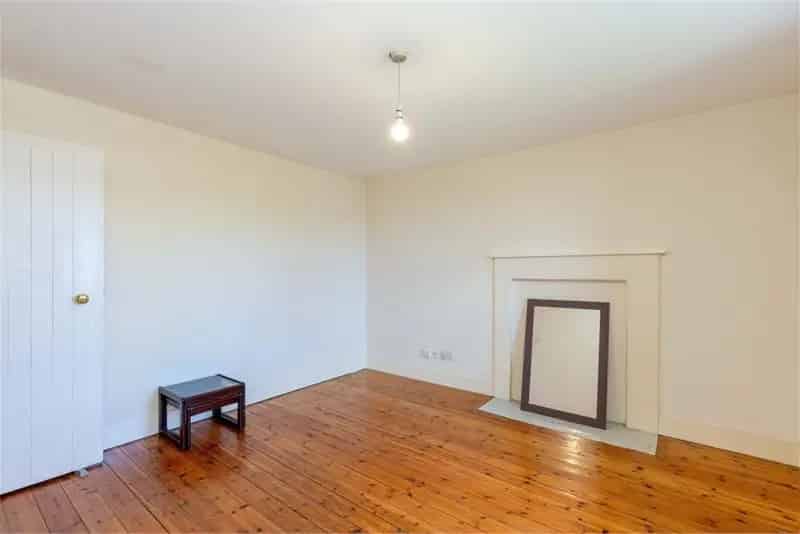 1 Bed Flat Third Floor Edinburgh Old Town