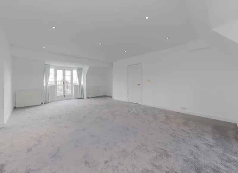 Four Double Bedroom Apartment with Private Balcony