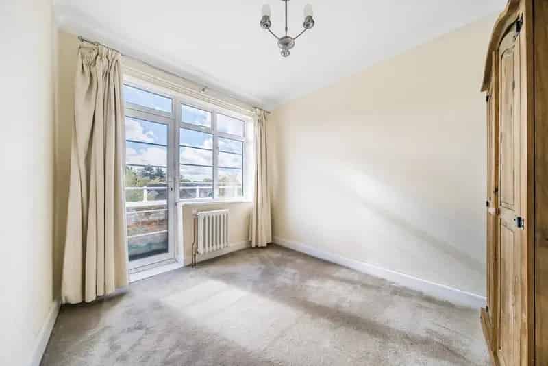 Art Deco 2-Bedroom Apartment with Lift and Gardens