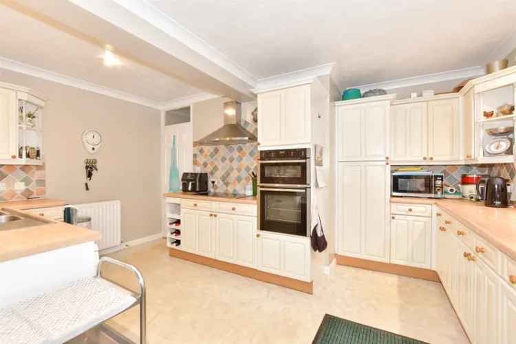 4 Bedroom Detached House Near Lympne Schools