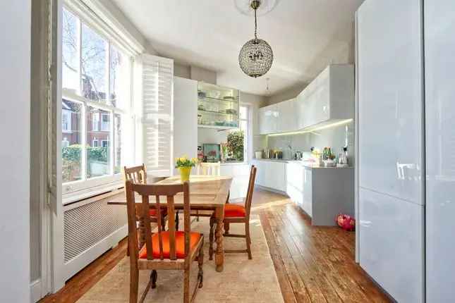 2 Bedroom Garden Flat for Sale in North Kensington W10