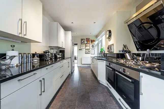 Detached House for Sale in The Ridgeway London NW7