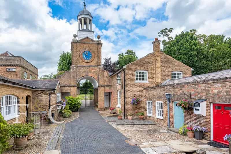 Grade I Listed 3 Bed Mews Cottage Wormleybury Manor Grounds