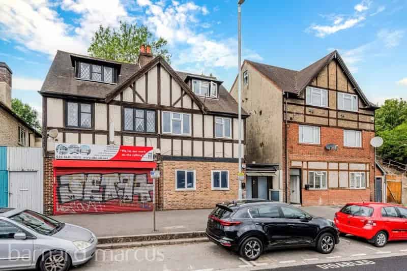 Two Bedroom Maisonette with Garden and Parking