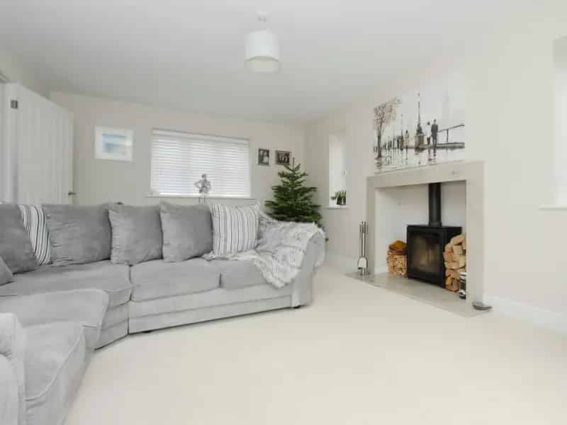 4 Bedroom Detached House with Versatile Living Spaces and South-Facing Garden