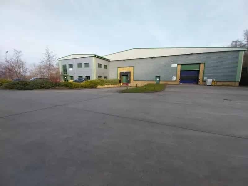 Detached Modern Industrial Unit with Large Yard