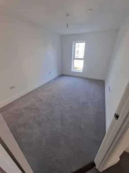2 Bed Apartment Near Amenities Parking Balcony