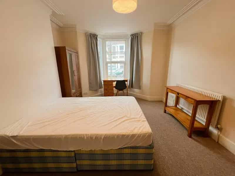 4 Bedroom Student House Near Gloucester Road Horfield