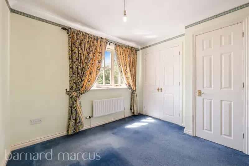 Well Maintained Home with Parking Near New Malden Kingston