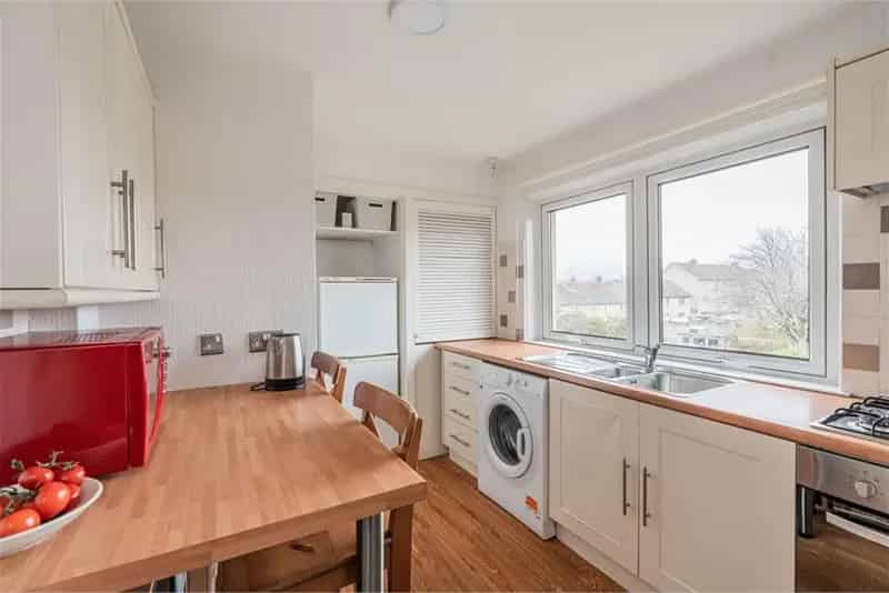 3 Bed Flat Top Floor with Private Garden and Storage