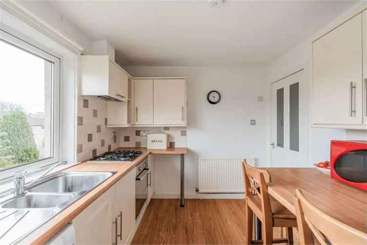 3 Bed Flat - Top Floor with 1 Reception Room