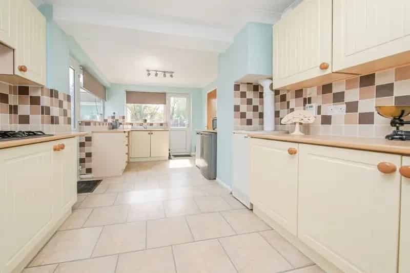 3 Bed Semi-Detached House with Garage and Driveway Parking