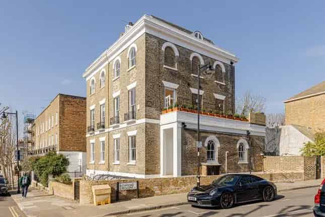 Spacious Maisonette for Sale in London N1